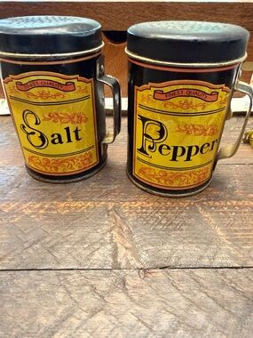 Vintage collectible salt and pepper shakers set Black and yellow GUC